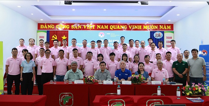 Lãnh đạo LĐBĐ Việt Nam, chuyên gia cùng các học viên chụp hình lưu niệm 