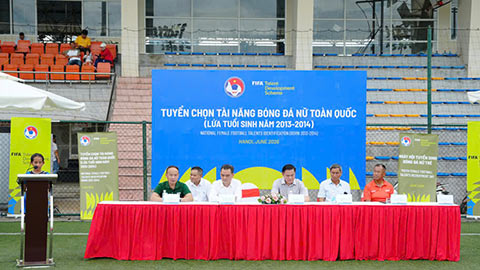 Thí sinh Dương Thị Anh Kiệt đại diện 55 cầu thủ chia sẻ cảm nghĩ - Ảnh: Hương Nguyễn