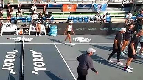  Bảng quảng cáo LED đổ sập, đè trúng tay vợt pickleball đang thi đấu