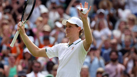  Jannik Sinner thoát hiểm sau cú trượt ngã ở trận mở màn Wimbledon