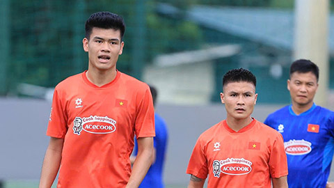  Đinh Quang Kiệt khiến đối thủ 'khổ sở' với chiều cao 1m95