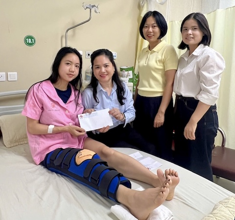 Đại diện lãnh đạo VFF đã đến thăm và động viên Trần Thị Duyên. Ảnh: VFF