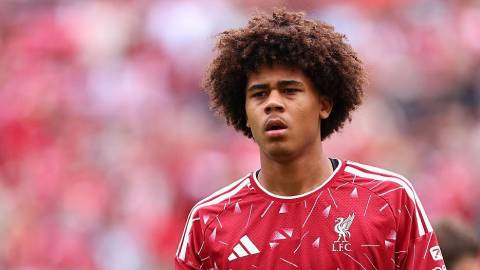  Vì sao Liverpool không thể sử dụng thần đồng cao 1m98 trong năm 2026?