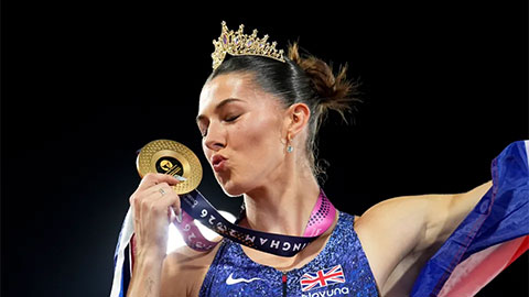  Mỹ nhân điền kinh Anh - Amy Hunt giành cú đúp HCV, suýt ngất khi chạy 200m