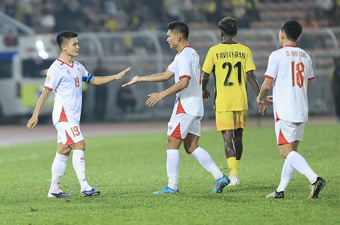 Quang Hải, Hai Long đá chính trong trận đấu giữa Việt Nam vs Malaysia. Ảnh: Đức Cường