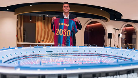  Rodri gây bão trong ngày ra mắt Camp Nou, nhận trọn tình yêu CĐV Barca
