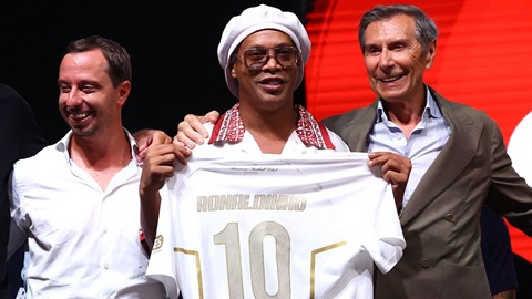  Ronaldinho trở lại sân cỏ ở tuổi 46, săn lùng bàn thắng thứ 300