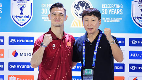 HLV Kim Sang Sik hết lời khen ngợi Lê Giang Patrik sau trận thắng Thái Lan 2-0 - Ảnh: Đức Cường 