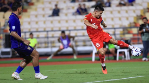  Ngả mũ màn thay người của HLV Kim Sang Sik ở trận Thái Lan vs Việt Nam