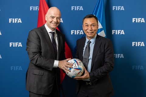 Chủ tịch FIFA Infantino và Chủ tịch VFF Trần Quốc Tuấn trong một sự kiện của FIFA