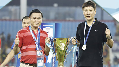 Phó chủ tịch VFF Trần Anh Tú và HLV Kim Sang Sik ăn mừng chức vô địch AFF Cup 2026 - Ảnh: Đức Cường 