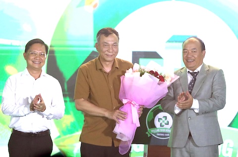 Chủ tịch VFF Trần Quốc Tuấn nhận hoa cám ơn từ ông Phạm Hương Sơn. Ảnh: Nguyên Khôi