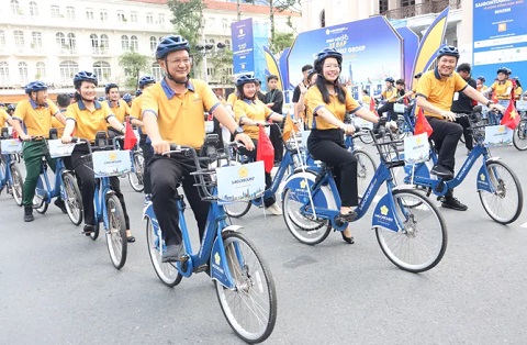 Phó chủ tịch UBND TP.HCM Nguyễn Mạnh Cường tham gia diễu hành xe đạp