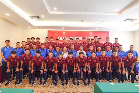 ĐT U20 Việt Nam chụp ảnh lưu niệm cùng lãnh đạo VFF. Ảnh: VFF