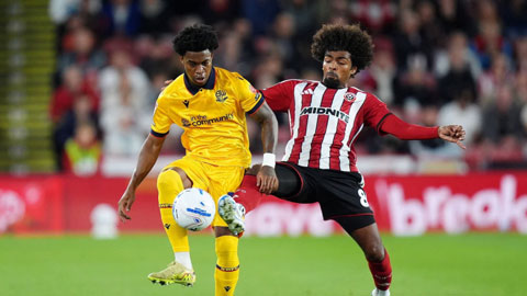 Hamza Choudhury (phải) có màn ra mắt ấn tượng trong màu áo Sheffield United