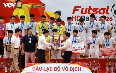 Phó chủ tịch VFF Trần Anh Tú trao cúp vô địch cho Thái Sơn Bắc ở giải futsal VĐQG 2026