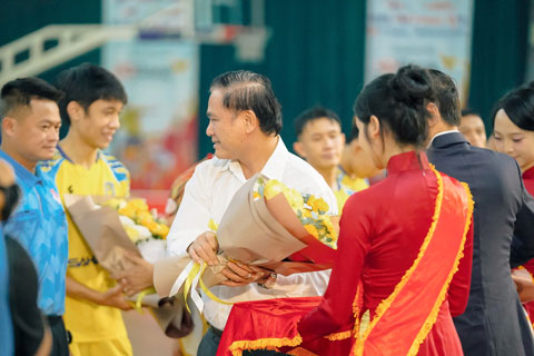  Ông Trần Anh Tú – Phó Chủ tịch LĐBĐ Việt Nam động viên tổ trọng T và cầu thủ hai đội. Ảnh - Nguyễn Khanh