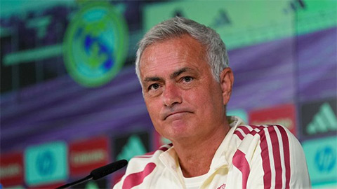 Mourinho nhận trái đắng đầu tiên ở mùa giải này