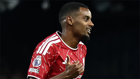  Isak đi vào lịch sử Liverpool