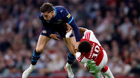 Pha vào bóng rất nguy hiểm của Ruben van Bommel