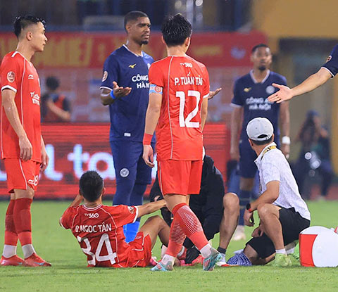Doãn Ngọc Tân chấn thương sau tình huống vào bóng nguy hiểm của Văn Hậu. Ảnh: Đức Cường