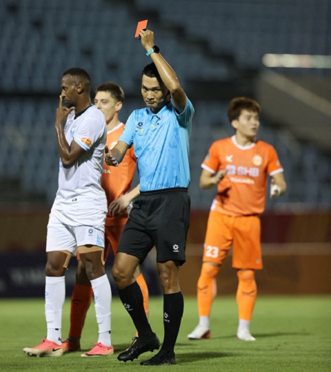Chiếc thẻ đỏ của Ezequiel Da Silva khiến Nam Định không thể đứng vững