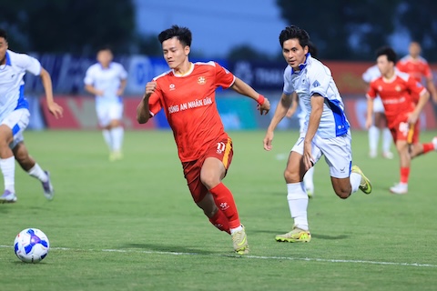Thanh Nhàn (CAND) tranh bóng cùng cầu thủ Long An. Ảnh: Đức Cường