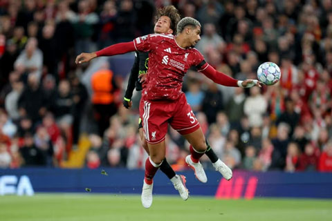 Araujo giúp mang tới sự hiệu quả trong không chiến cho Liverpool - Ảnh: Imago