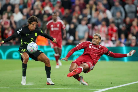 Araujo phòng ngự cực chắc chắn ở trận đấu với Atletico - Ảnh: getty images