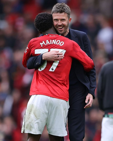 Carrick phấn khích khi Mainoo tái lập kỷ lục của mình - Ảnh: @MUnitedEs