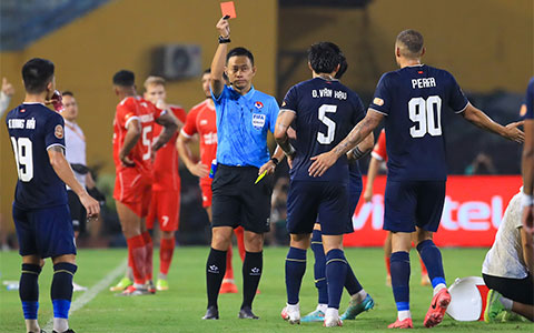 Văn Hậu phải nhận án phạt treo giò tại V.League khi vào bóng với Doãn Ngọc Tân