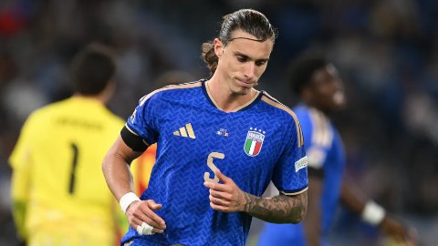  Calafiori thừa nhận 'đau lòng' khi bị CĐV Italia la ó