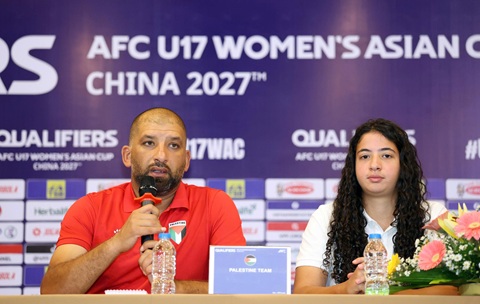 HLV U17 nữ Palestine Anmar Jalayta (áo đỏ). Ảnh: Đông Huyền 