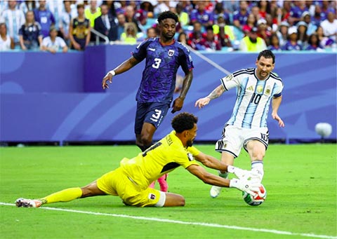 Vozinha đã cản phá nhiều cú sút của Messi cùng đồng đội