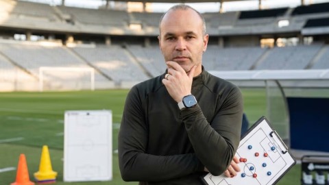 Iniesta đang bắt đầu sự nghiệp HLV tại giải Hạng Nhất của UAE. Ảnh: TUDN