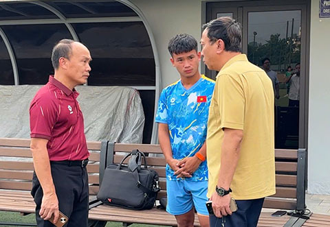 Chủ tịch VFF Trần Quốc Tuấn và Tổng thư ký VFF Nguyễn Văn Phú hỏi thăm tình hình của Quang Hưng