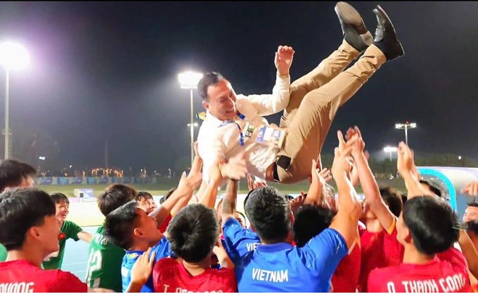 Chủ tịch VFF Trần Quốc Tuấn được các cầu thủ U17 Việt Nam công kênh sau khi giành vé tham dự U17 World Cup