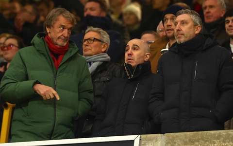 Mọi sự chú ý đang đổ dồn vào Sir Jim Ratcliffe, Omar Berrada (giữa) và Jason Wilcox (phải) sau một tuần giông bão