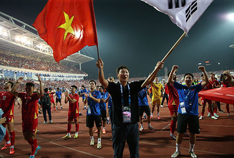 HLV Kim Sang Sik cùng ĐT Việt Nam thành công bảo vệ chức vô địch AFF Cup. Ảnh: Đức Cường
