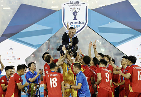 Các tuyển thủ tri ân Chủ tịch VFF Trần Quốc Tuấn sau chức vô địch AFF Cup 2026. Ảnh: Đức Cường