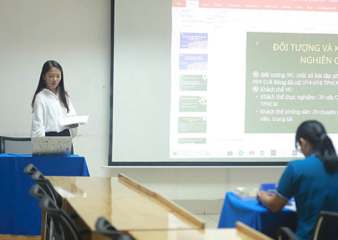 Huỳnh Như trong buổi bảo vệ luận văn Thạc sĩ
