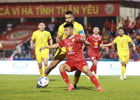 Hà Tĩnh đã rất nỗ lực trong hiệp một. Ảnh: Minh Tuấn