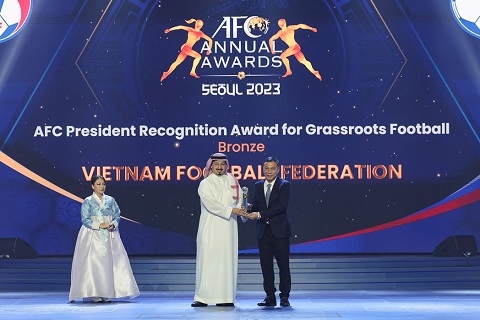 Chủ tịch VFF Trần Quốc Tuấn thay mặt VFF nhận giải thưởng do AFC trao tặng vào năm 2023 