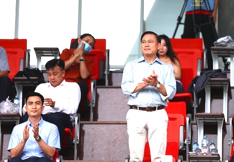 Phó Chủ tịch VFF Trần Anh Tú có mặt dự khán trận TP.HCM I vs Thái Nguyên T&T. Ảnh: Đông Huyền