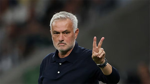  Mourinho phản pháo tranh cãi trọng tài sau trận thắng Sevilla