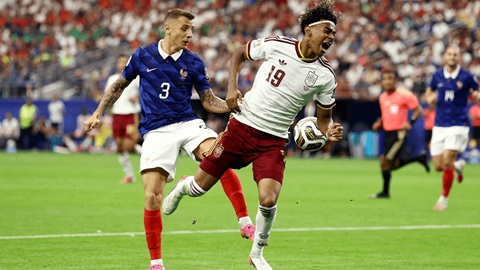 Lucas Digne phạm lỗi với Lamine Yamal, dẫn đến phạt đền cho Tây Ban Nha ở vòng bán kết World Cup 2026