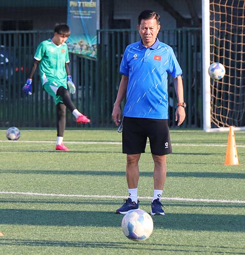 HLV Hoàng Anh Tuấn đồng hành với U15 Việt Nam - Ảnh: VFF