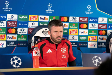 Carrick được Fabregas lên tiếng bảo vệ ở buổi họp báo trước trận Como vs MU tại vòng phân hạng Champions League